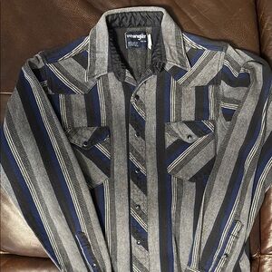 Wrangler Gray and Blue Casual Button Down Shirt